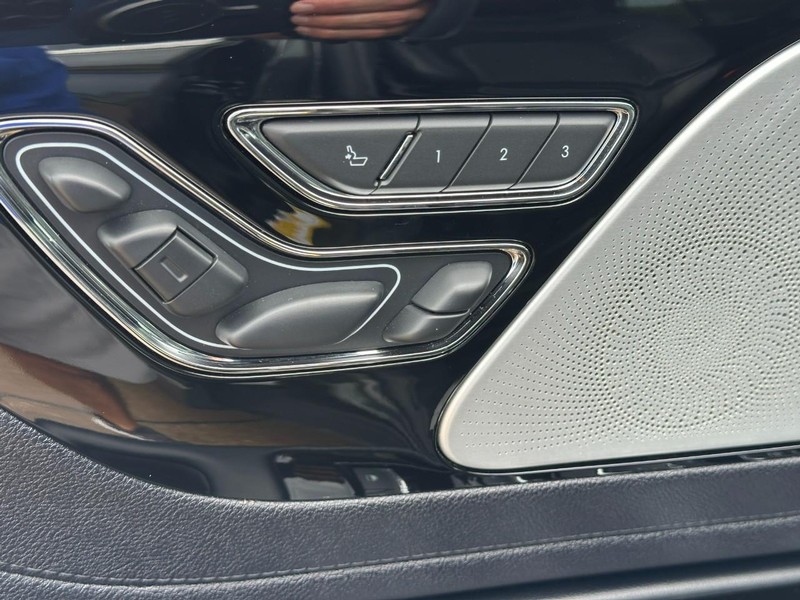 Lincoln Aviator Vehicle Image 14