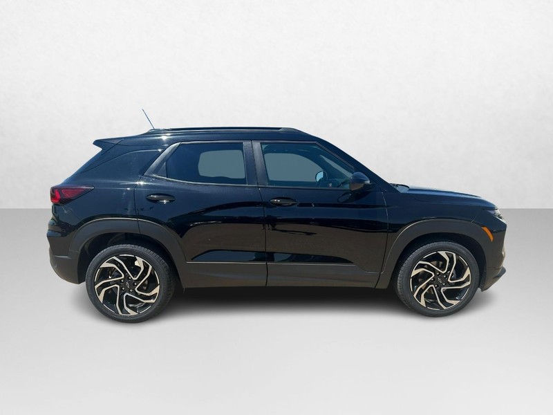 Chevrolet TrailBlazer Vehicle Image 02