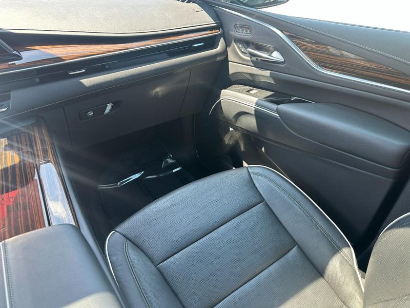 Cadillac Escalade Vehicle Image 17