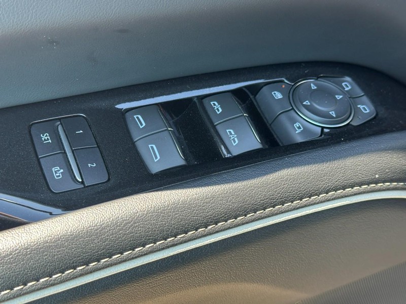 Cadillac Escalade Vehicle Image 18