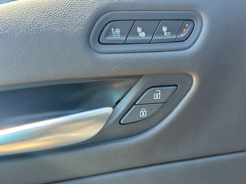 Cadillac Escalade Vehicle Image 19