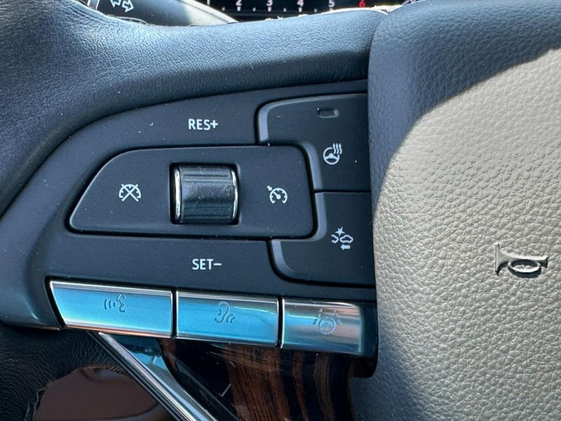 Cadillac Escalade Vehicle Image 21