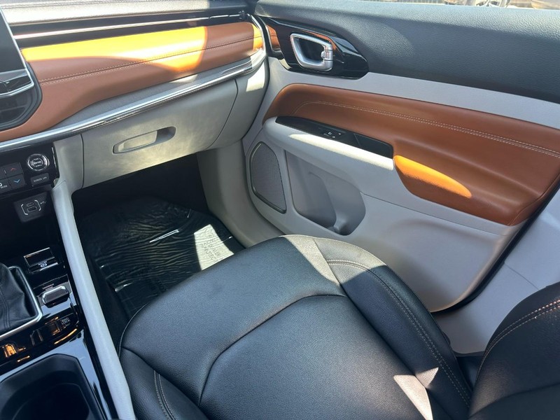 Jeep Compass Vehicle Image 15