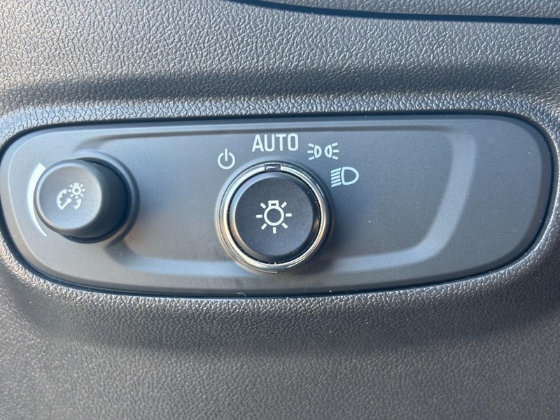 Chevrolet Equinox Vehicle Image 16