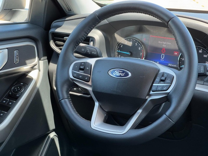 Ford Explorer Vehicle Image 13