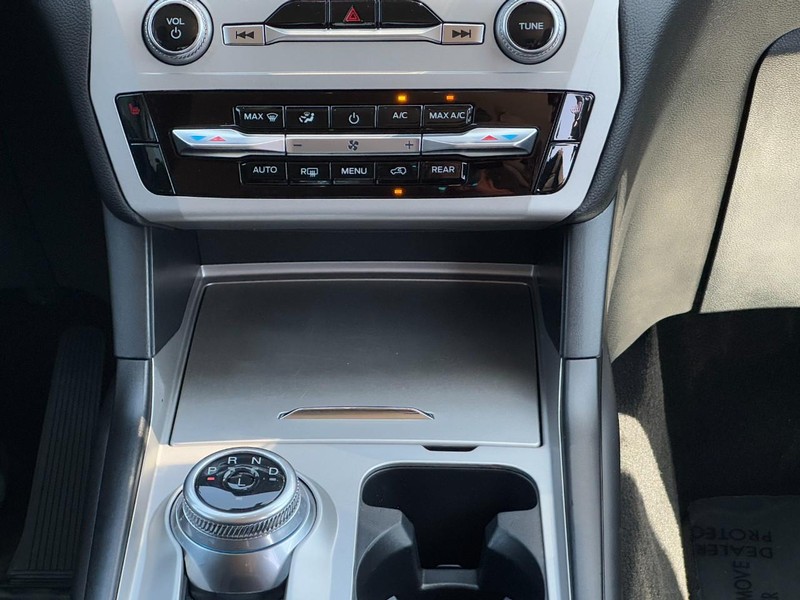 Ford Explorer Vehicle Image 15