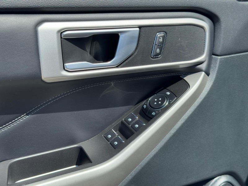 Ford Explorer Vehicle Image 22