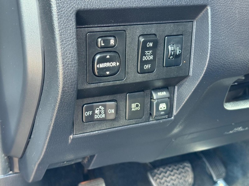 Toyota Tundra 4WD Vehicle Image 17