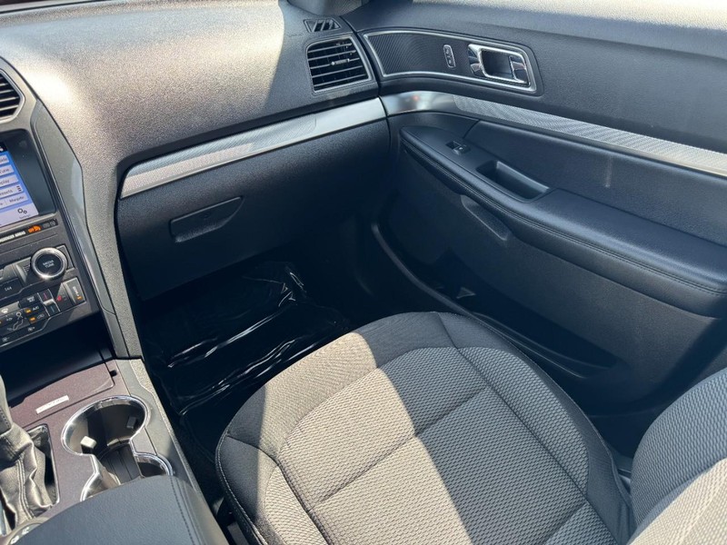 Ford Explorer Vehicle Image 15