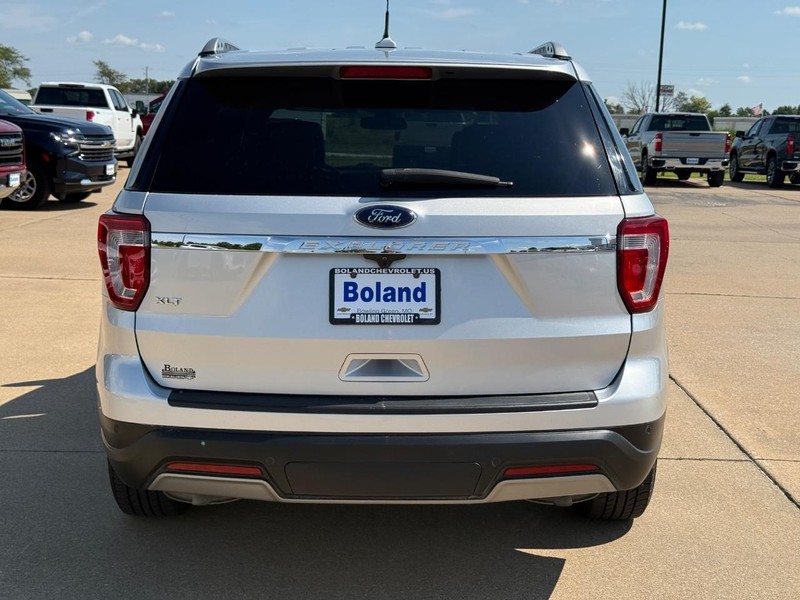 Ford Explorer Vehicle Image 04