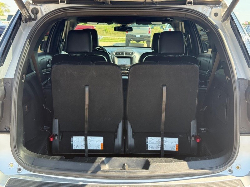 Ford Explorer Vehicle Image 06