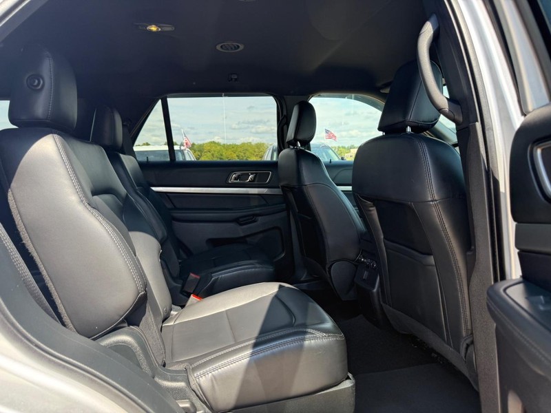 Ford Explorer Vehicle Image 11