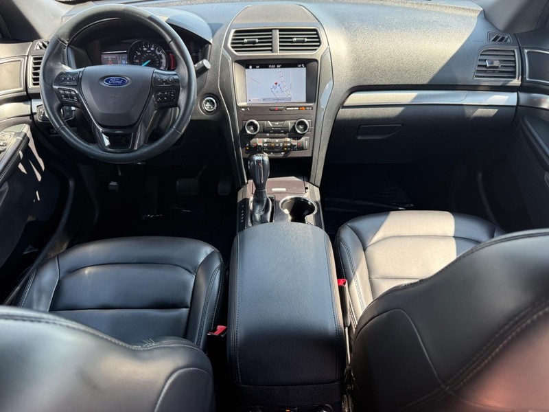 Ford Explorer Vehicle Image 12