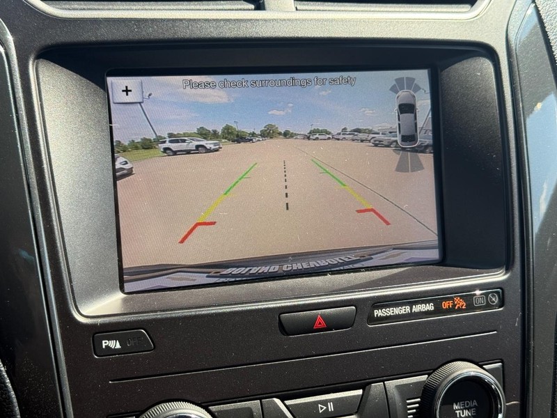 Ford Explorer Vehicle Image 18