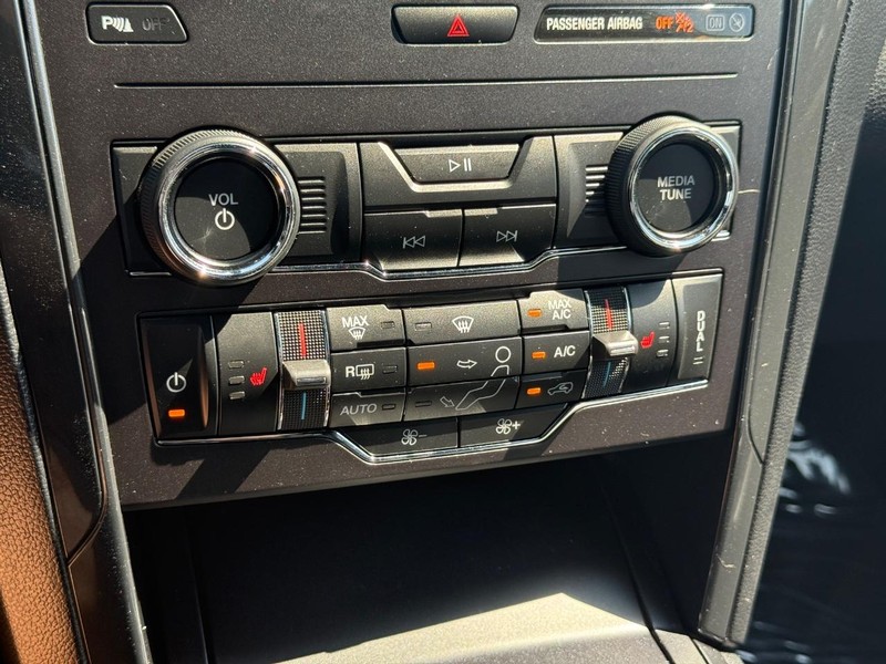 Ford Explorer Vehicle Image 19
