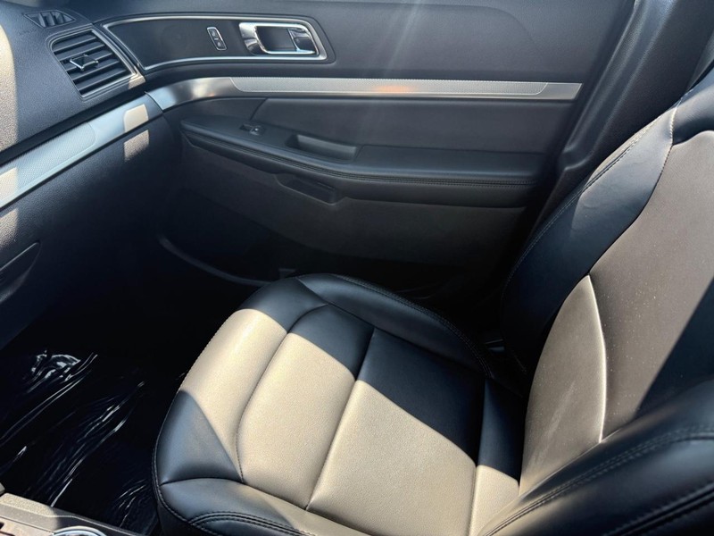 Ford Explorer Vehicle Image 21