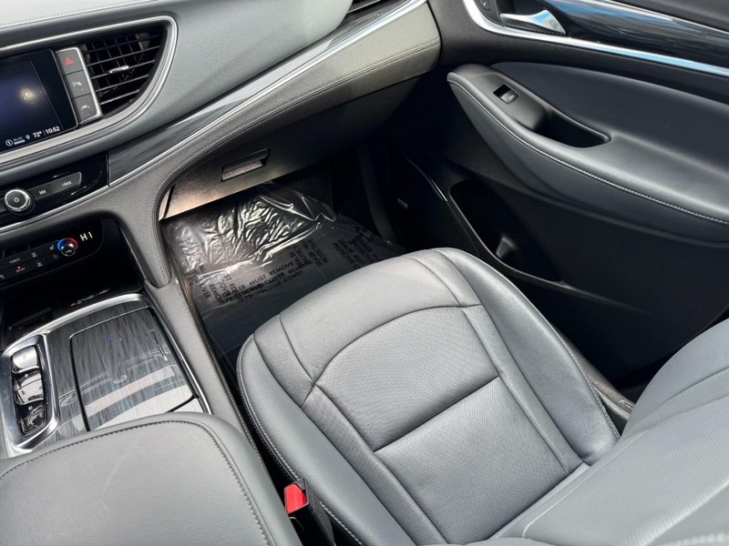 Buick Enclave Vehicle Image 16