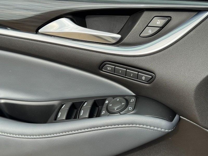 Buick Enclave Vehicle Image 24