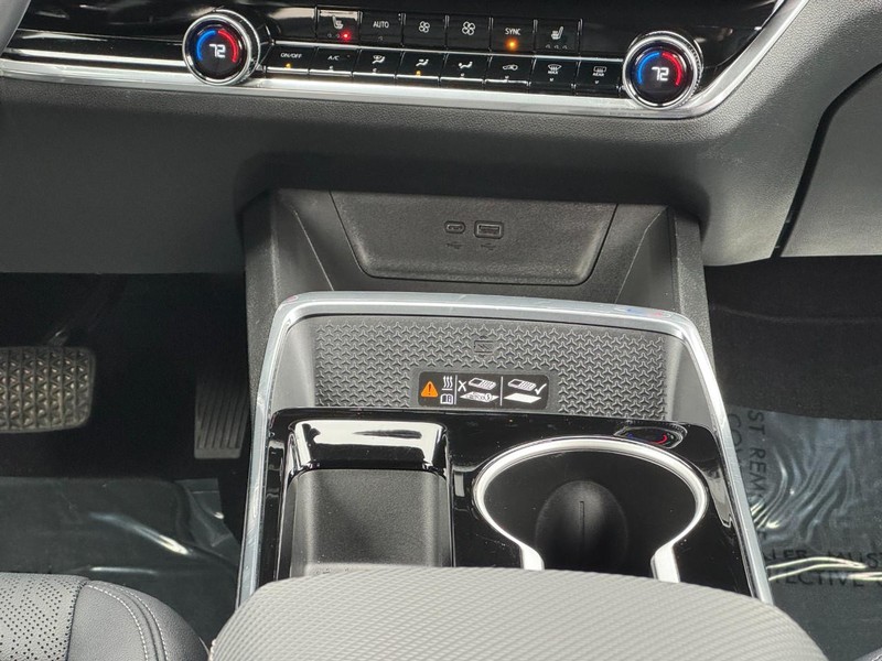 Chevrolet Equinox Vehicle Image 14