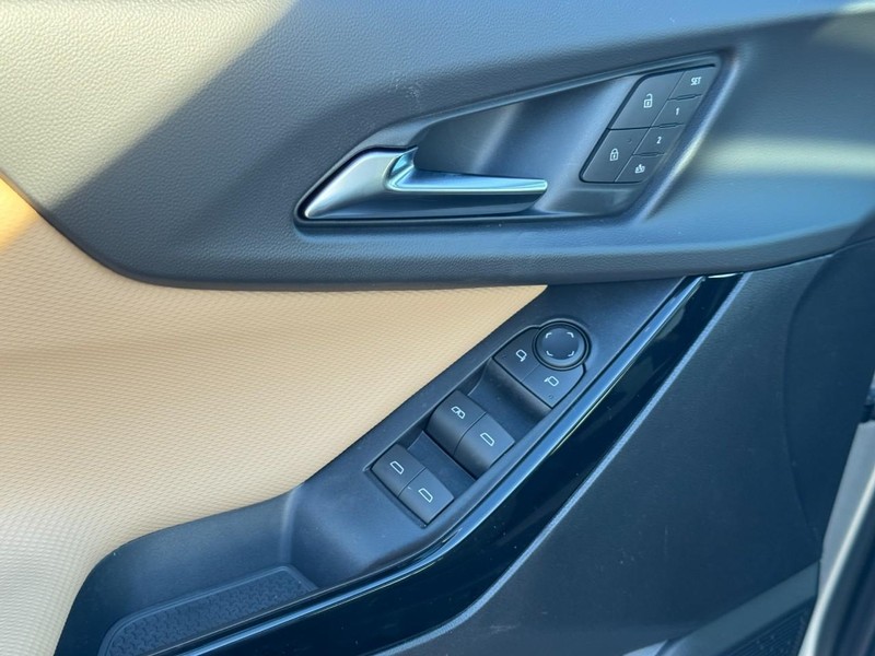 Chevrolet Equinox Vehicle Image 11