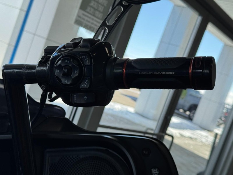 Harley-Davidson STREET GLIDE Vehicle Image 11