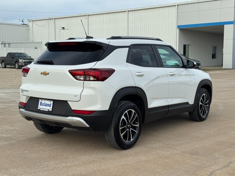 Chevrolet TrailBlazer Vehicle Image 03