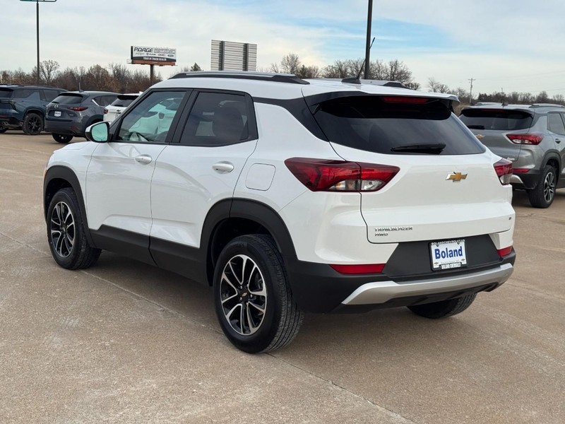 Chevrolet TrailBlazer Vehicle Image 06