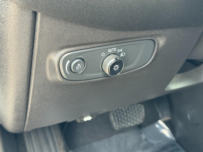 Chevrolet Equinox Vehicle Image 16