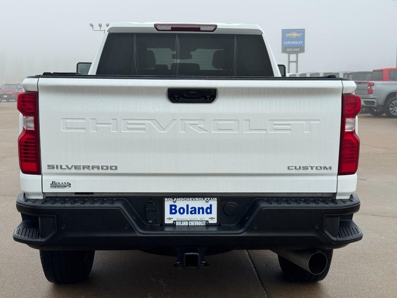 Chevrolet Silverado 2500HD Vehicle Image 05