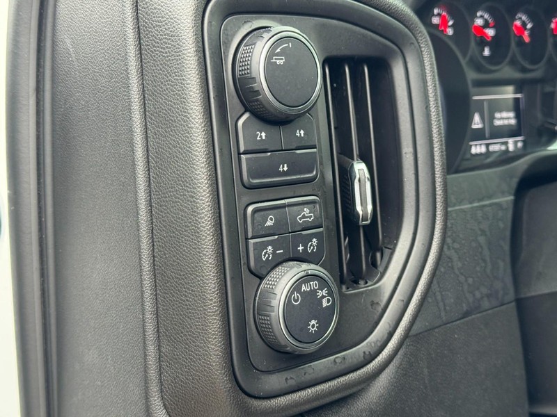 Chevrolet Silverado 2500HD Vehicle Image 17