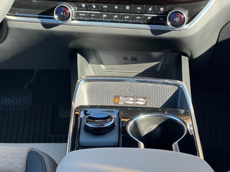 Chevrolet Equinox Vehicle Image 09