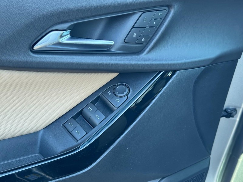 Chevrolet Equinox Vehicle Image 11