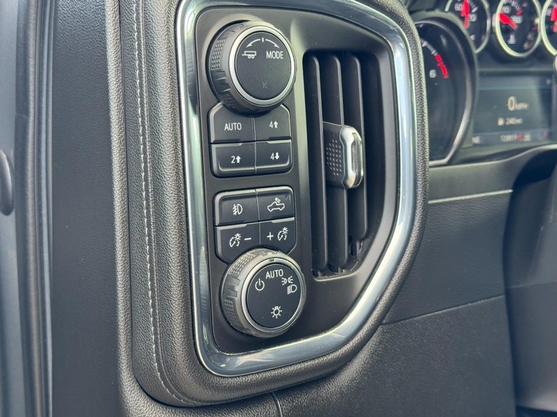 Chevrolet Silverado 1500 Vehicle Full-screen Gallery Image 17