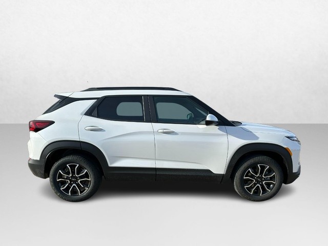 Chevrolet TrailBlazer Vehicle Image 02