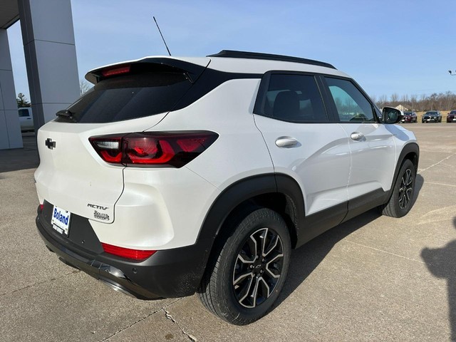 Chevrolet TrailBlazer Vehicle Image 03