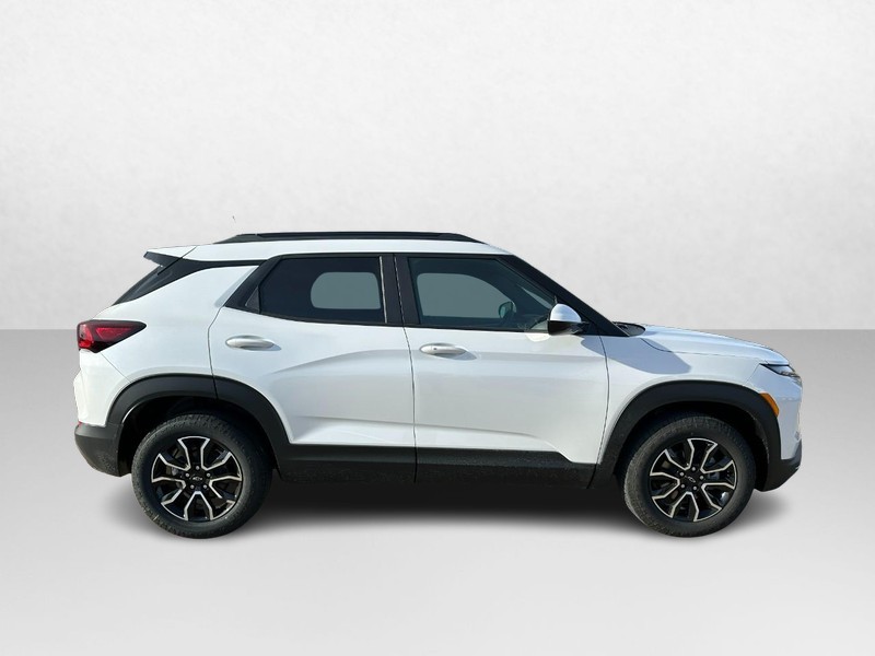 Chevrolet TrailBlazer Vehicle Image 02