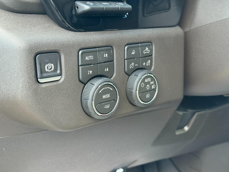 Chevrolet Silverado 3500HD Vehicle Image 12