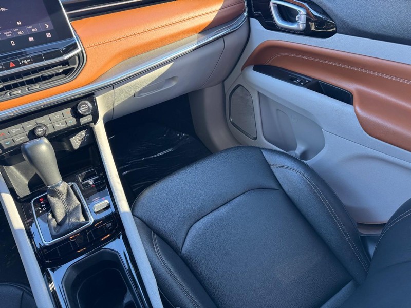 Jeep Compass Vehicle Image 15