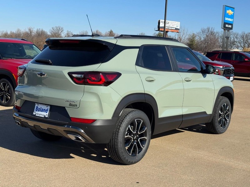 Chevrolet TrailBlazer Vehicle Image 03