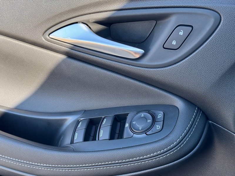 Buick Encore GX Vehicle Full-screen Gallery Image 22