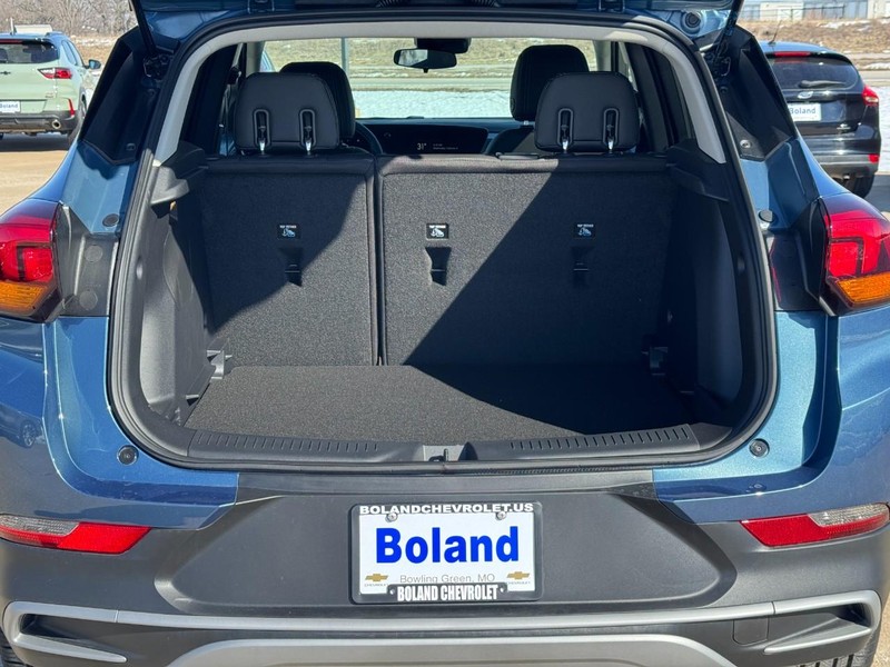 Buick Encore GX Vehicle Full-screen Gallery Image 04