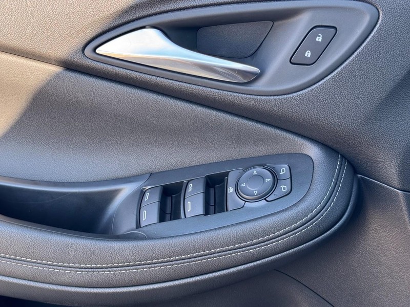 Buick Encore GX Vehicle Full-screen Gallery Image 22