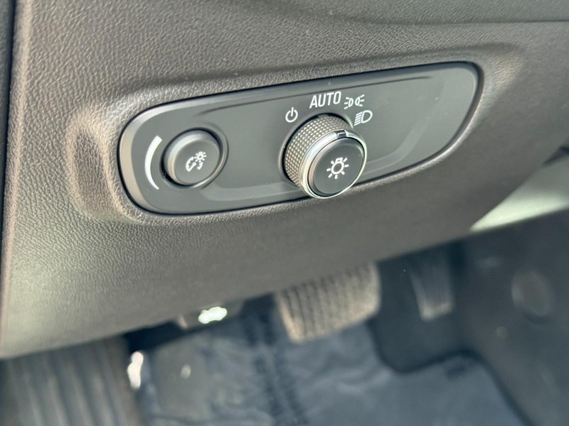 Chevrolet Equinox Vehicle Full-screen Gallery Image 17