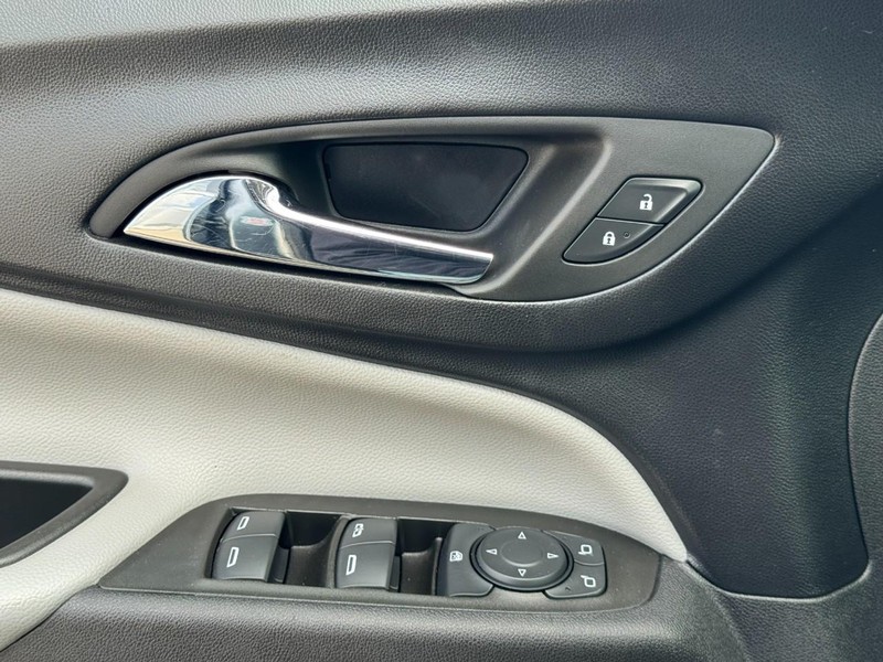 Chevrolet Equinox Vehicle Full-screen Gallery Image 23