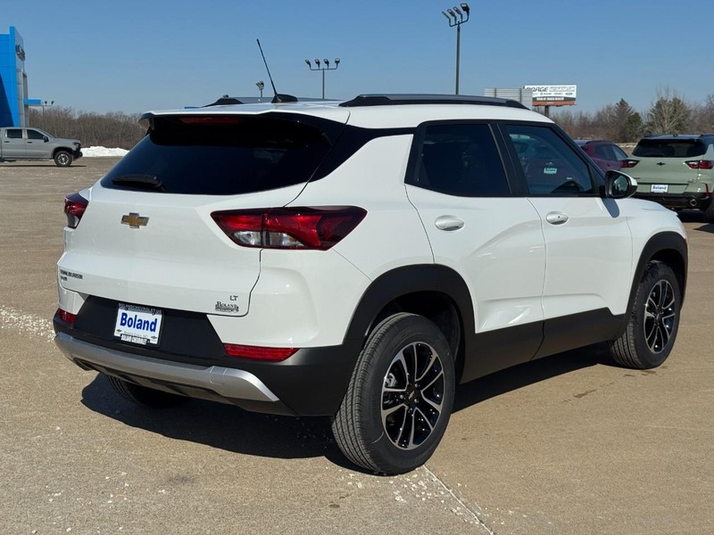 Chevrolet TrailBlazer Vehicle Image 03