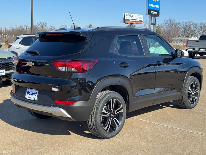 Chevrolet TrailBlazer Vehicle Image 03