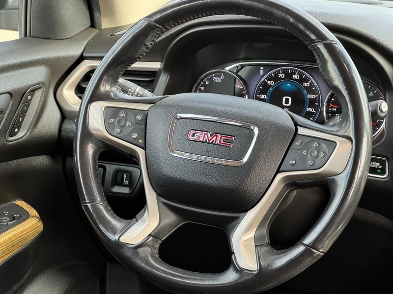 GMC Acadia Vehicle Image 13