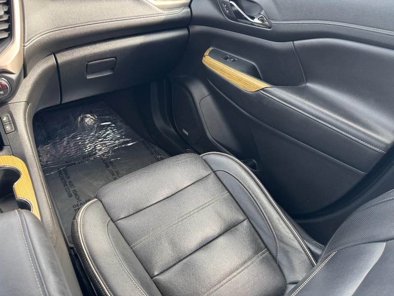 GMC Acadia Vehicle Image 16