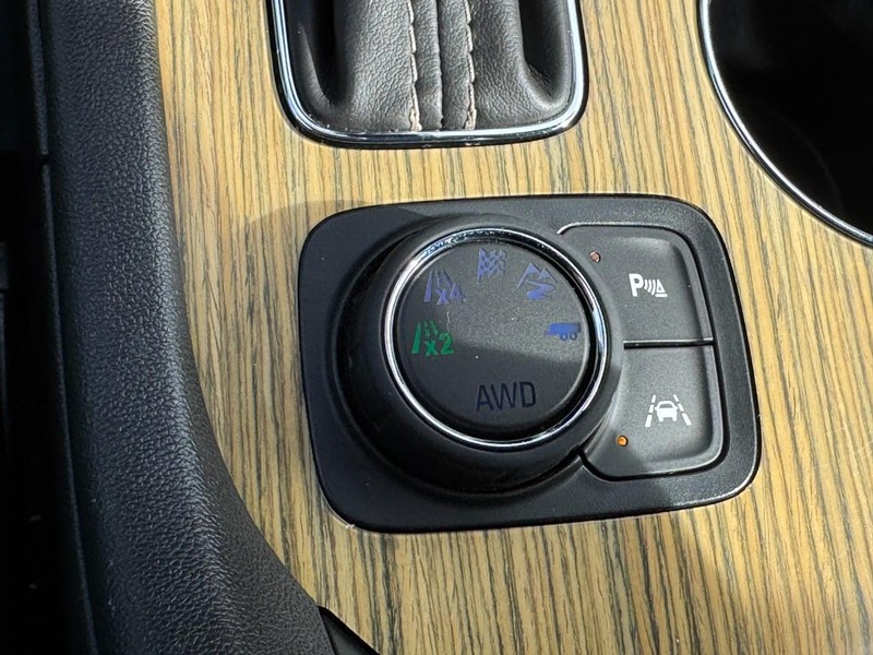 GMC Acadia Vehicle Image 24