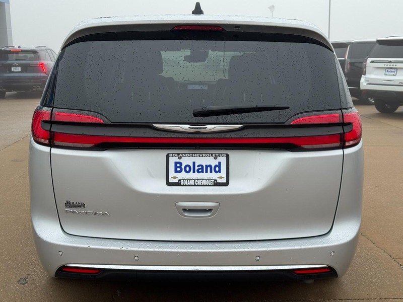 Chrysler Pacifica Vehicle Image 05